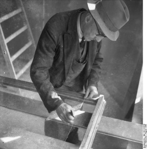 Glaser bei der Arbeit Aufn. Illus-Heinscher Aug. 46 282-46